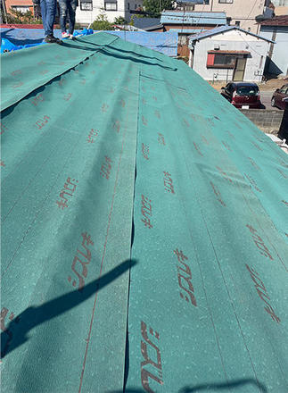 屋根防水シート施工中