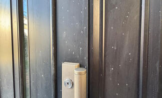 アルミドアに出る白い点