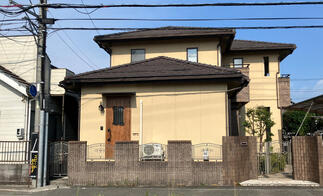 外壁に新規開口を設け、教室専用の入口を新設