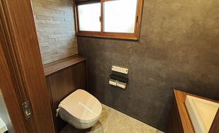 昭和の和式トイレをホテルライクなシックモダン空間へ。