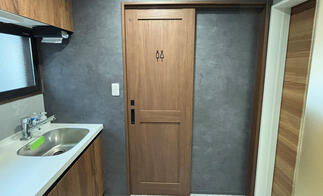 空間の雰囲気を整える木目のトイレドア