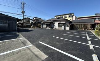 砕石敷きの駐車場を、管理しやすいアスファルト舗装へ