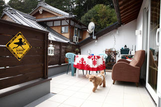 外にあるリビングスペース