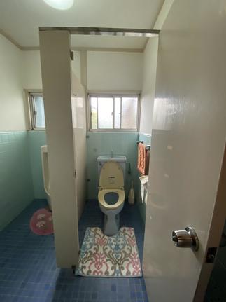 トイレには間仕切りがあり、狭く感じておりました。