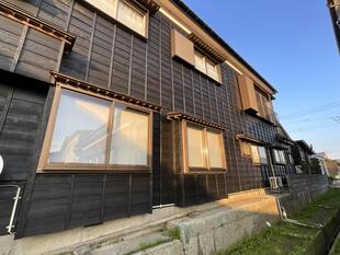 漆黒色で雨板塗装！