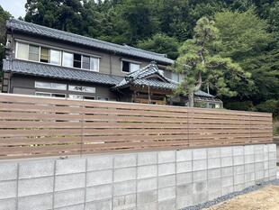 和テイストの邸宅に調和する、上質な木目調フェンス設置工事｜燕市 リフォーム