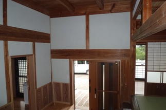 玄関ホールから見た玄関