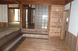 土間をフローリングと腰壁へ