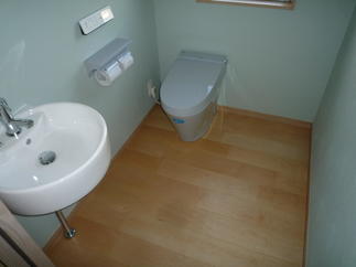 広々としたトイレへ！