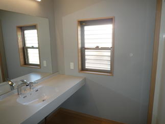 広々とした洗面カウンターへ！