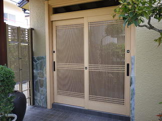 LIXILリチェント引き違い戸　1800×2240　PG仕様欄間付き19型　木蓮格子(桧調）