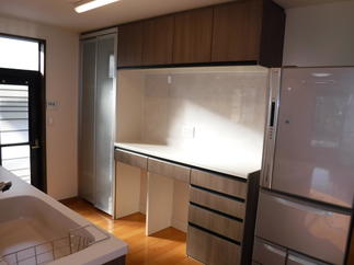 取り出しやすいスライド式扉の収納