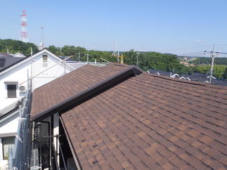 アスファルトシングル材でカバー工法(重ね葺き)させて頂きました。