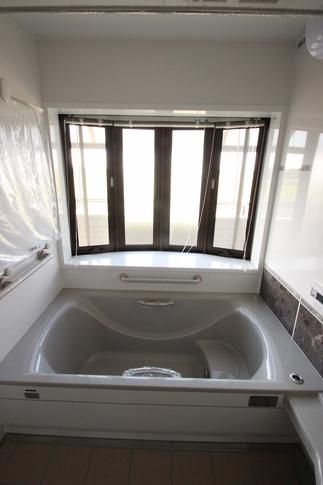 出窓のある浴室