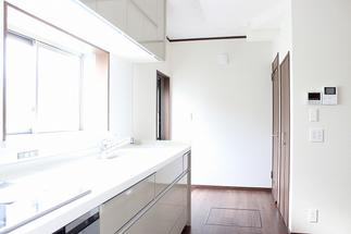 キッチンから勝手口へ