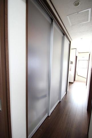 廊下に収納作りました。