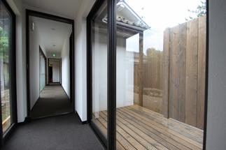 中庭からデッキへ