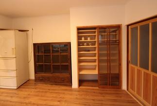 再利用した建具を活かした食器棚