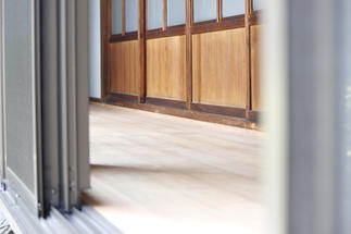 明るい色の床材