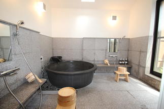 こだわりのお風呂は信楽焼の別注品です。心ゆくまでご堪能ください。