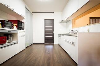 動線を奥様とじっくり相談して配置した広々としたキッチン