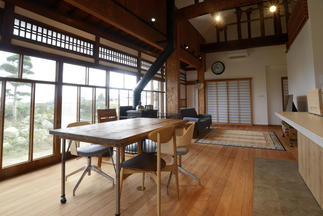 以前の縁側を取り込み抜群の眺望のリビング