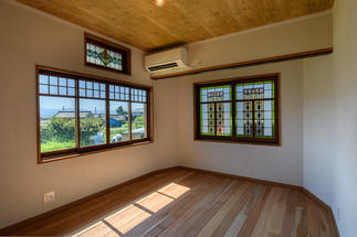 いまでは手に入らないステンドグラス風が素敵な寝室