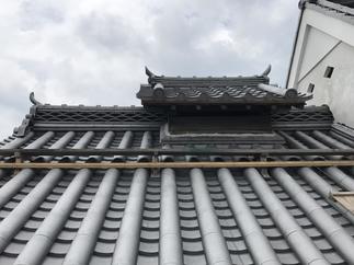 本瓦葺きの落ち屋根と煙返し屋根