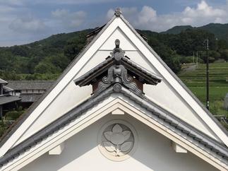 漆喰も塗りなおし白い壁が美しい♪