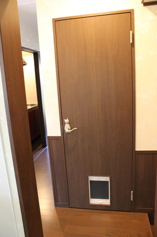 こちらのトイレ、実は猫ちゃん用トイレです♪ドアノブが可愛いですね。