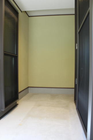 キッチンの後ろにある勝手口は、開けると昔の内土間に。使い道は無限大♪