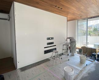 まずは既存の壁紙を剥がします