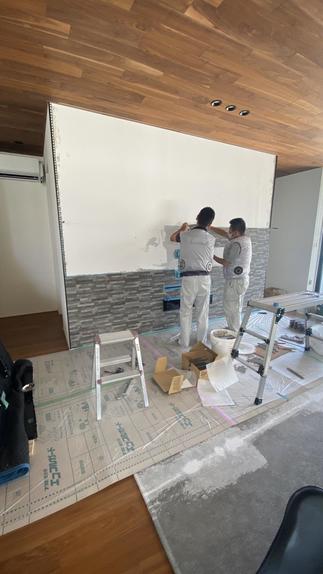 きっちり歪みなくタイルを貼っていきます