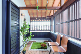 2階のベランダは中庭になっている。実はお風呂から見えるよ！