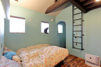 遊び心のある寝室。上にロフトもあるよ！