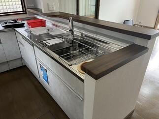 カウンターや収納はシートで仕上げ！