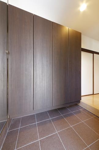 大容量の玄関収納も、フロートタイプにすることで、玄関広々