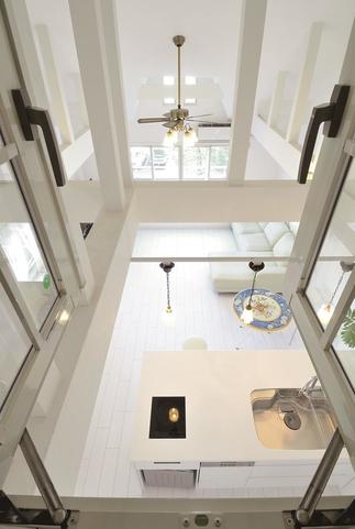 ロフトから見下ろすリビング