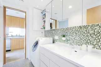 モザイクタイルをあしらったフェミニンな雰囲気の洗面室