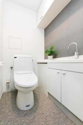 白とグレーでまとめたシンプルなトイレ空間