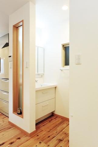 自然光が入る洗面室