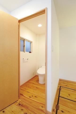 トイレもこだわりの無垢フローリング
