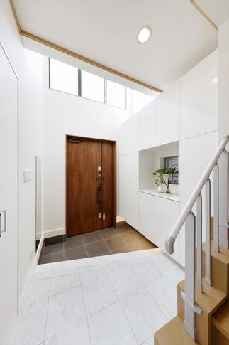 玄関の壁全面を使った収納+玄関クロークを新設