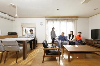 仲良し家族が集まってくつろぐリビング