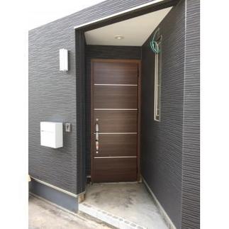 雨天時などあると便利な玄関ポーチ！玄関位置を変える事で実現！