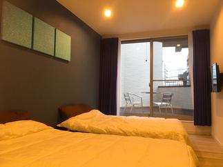 ウッドデッキからの光が漏れるシックな2Fゲストルーム！