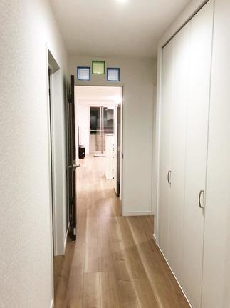 明るくおしゃれな玄関～廊下に！便利な収納スペースも新設！