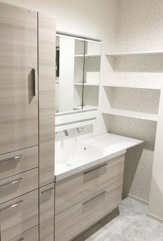 洗面まわりの小物がスッキリ収納できる洗面化粧台！