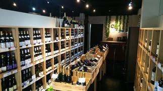 照明とミラーで売り場空間をシックに演出！