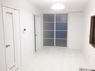 白で統一！建具もアクリル製で広く開放的なリビングに大変身！